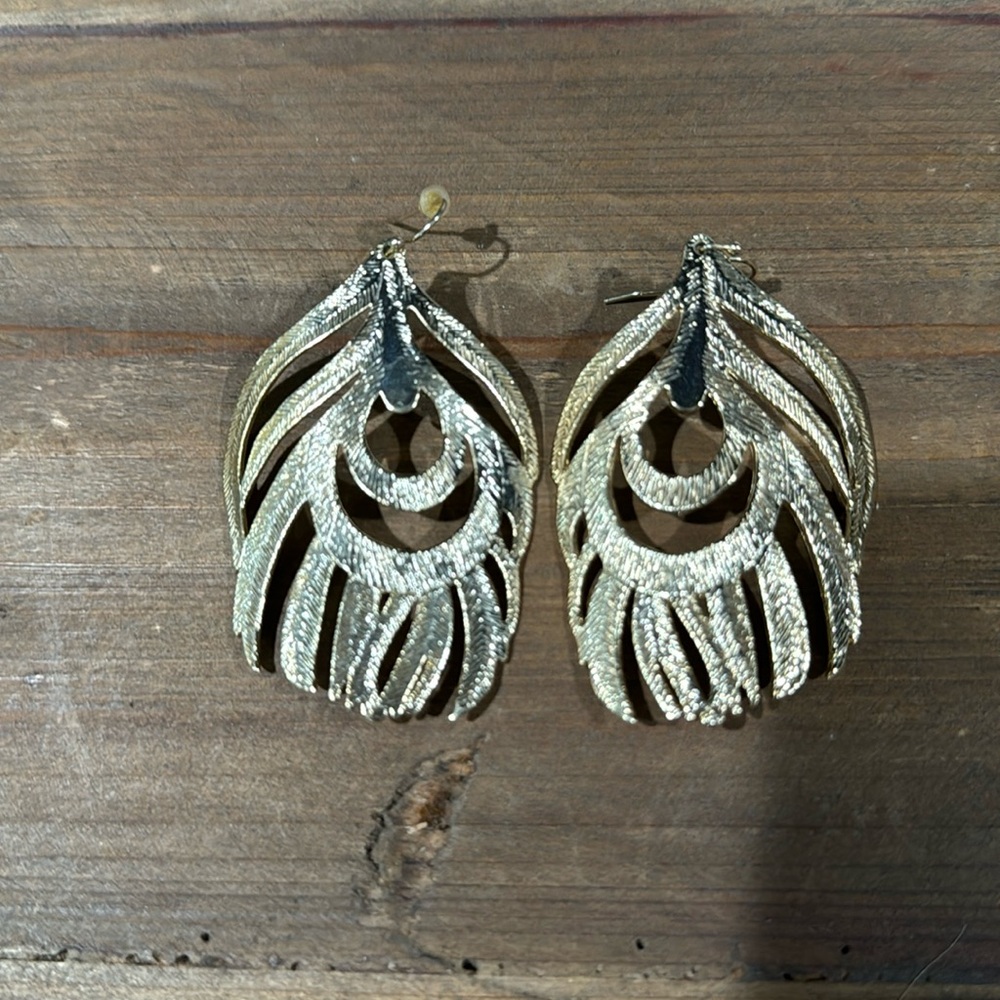Kendra Scott Feather earrings